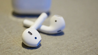 Si necesitas un cable Lightning, mira al fondo de la caja de los AirPods
